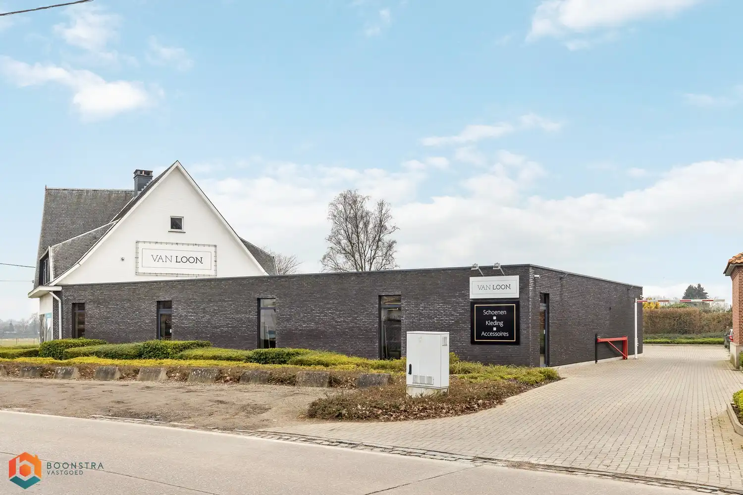 Handelspand op toplocatie met grote visibiliteit en veelzijdige mogelijkheden (1030m2) foto {{pictureIndex}}