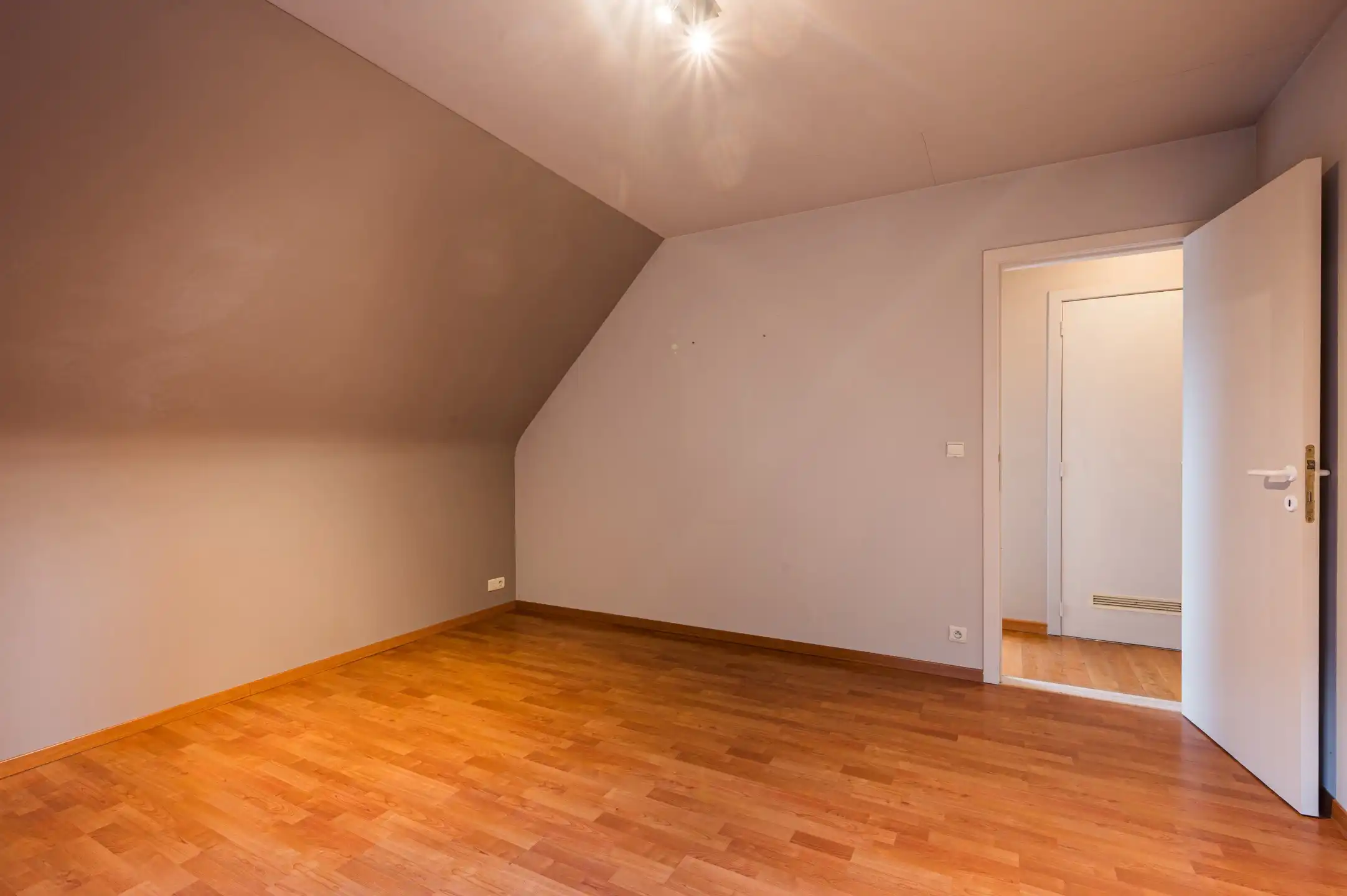 Instapklaar 2 slaapkamer appartement met garage in kleinschalig gebouw foto 17