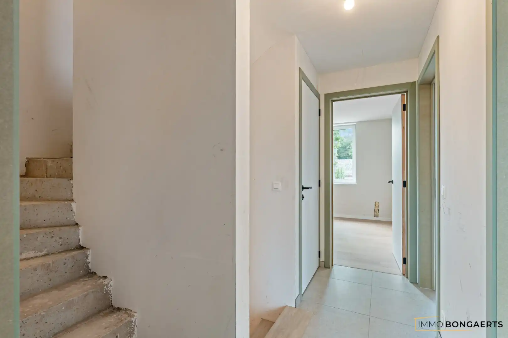 Volledig afgewerkte nieuwbouwwoning met 4 slaapkamers. foto 24