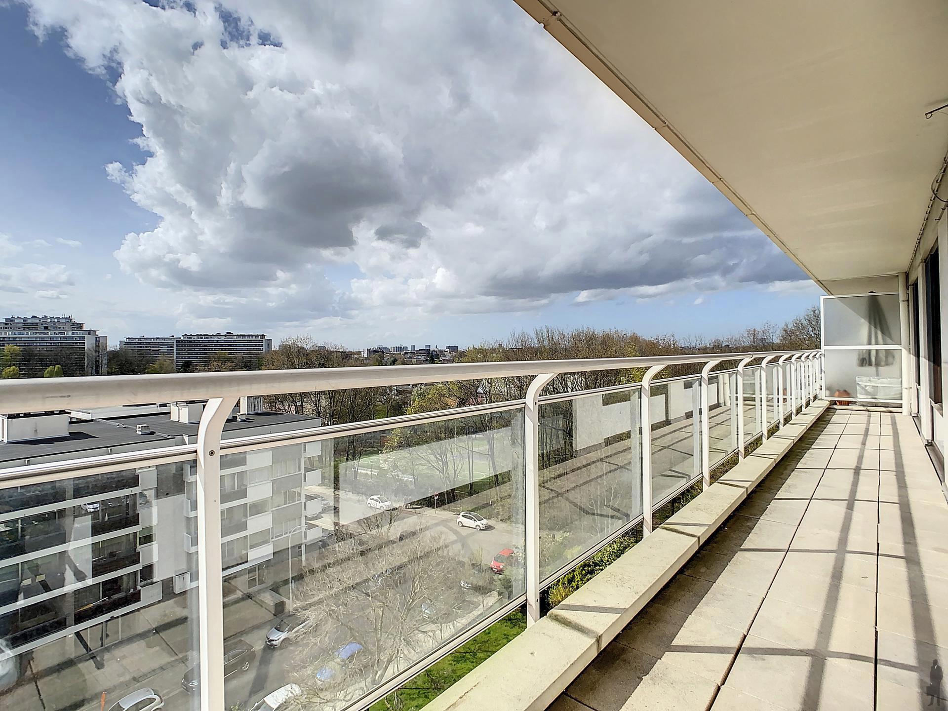 Gezellig appartement met 2 slaapkamers en mooi terras te Berchem! foto {{pictureIndex}}