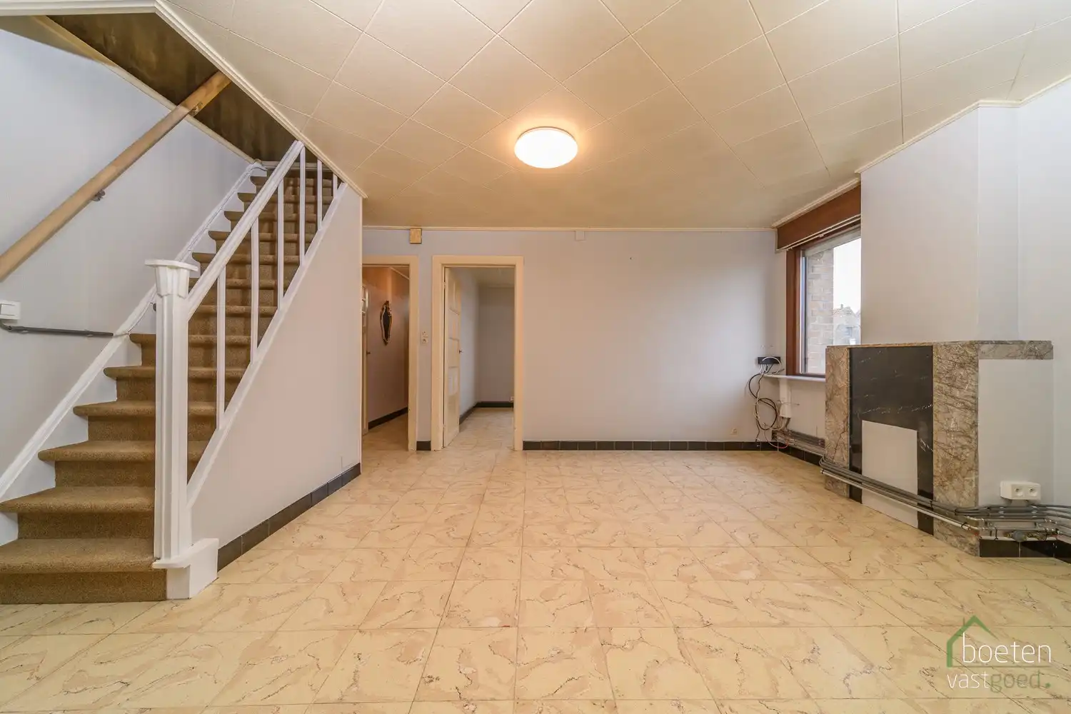 ALVERINGEM: Landhuis met conformiteitsattest, 2 (mog. 3) slaapkamers, interessant bijgebouw en dubbele garage met tuin op 795m² grondopp. foto 3