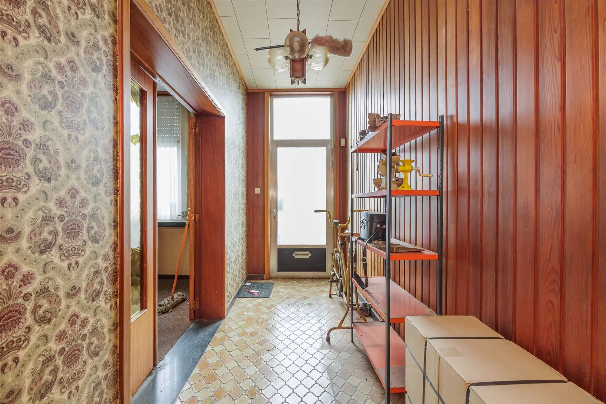 Te renoveren woning met garage, oprit en tuin foto 2