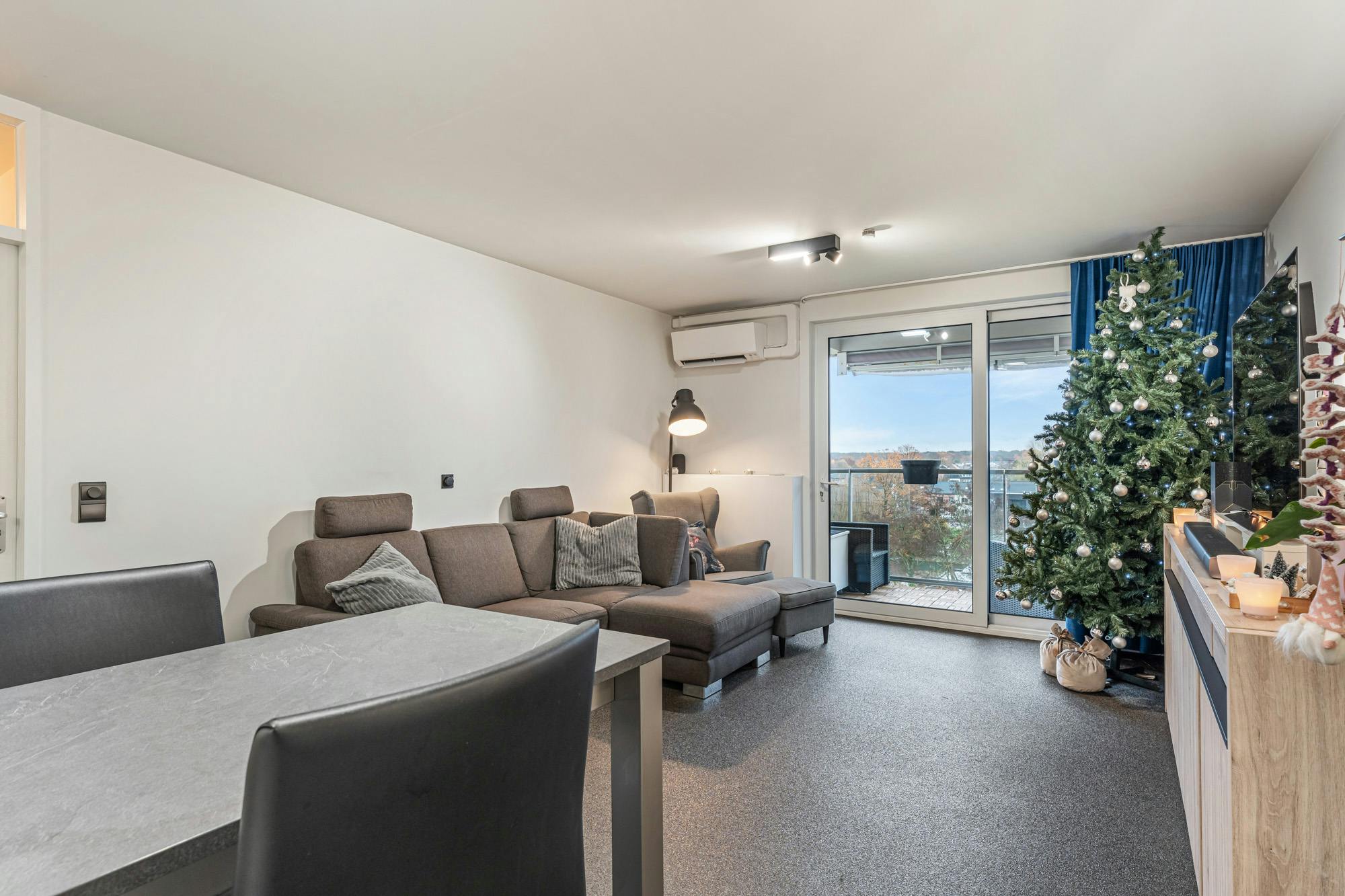 Instapklaar penthouse met 2 slaapkamers en autostandplaats in Hasselt foto 3