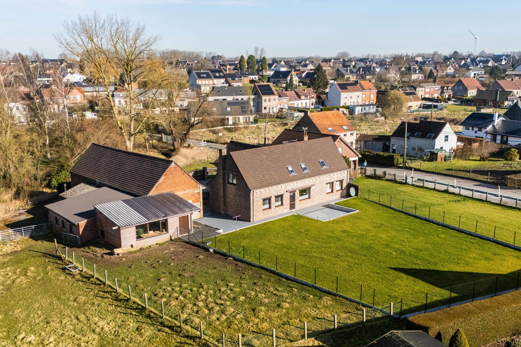 Vierkantshoeve met loods/stalling + weide op 0,5ha foto 2
