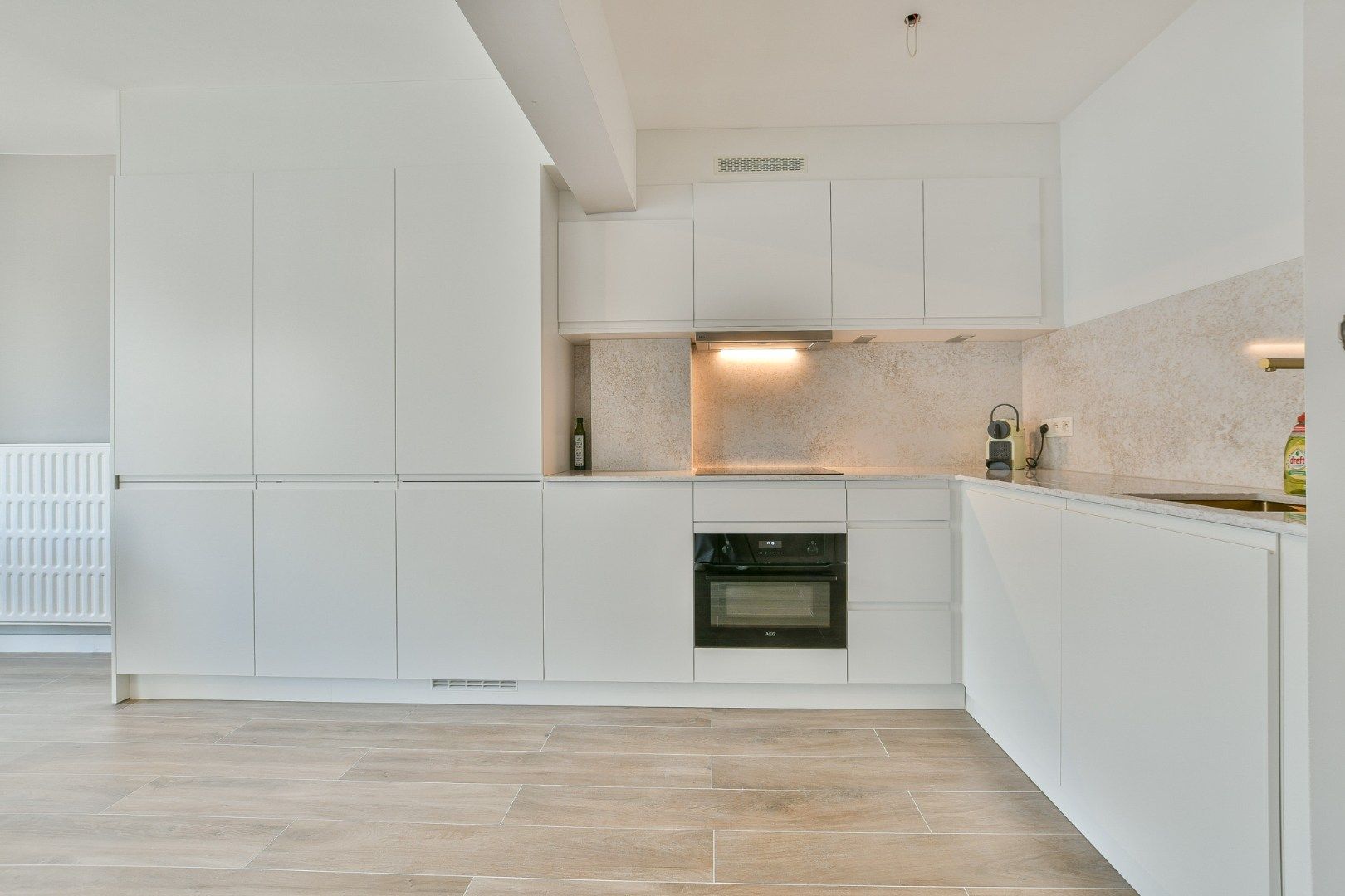 Gerenoveerd 2-slaapkamerappartement op toplocatie - vlakbij de zeedijk! foto 24