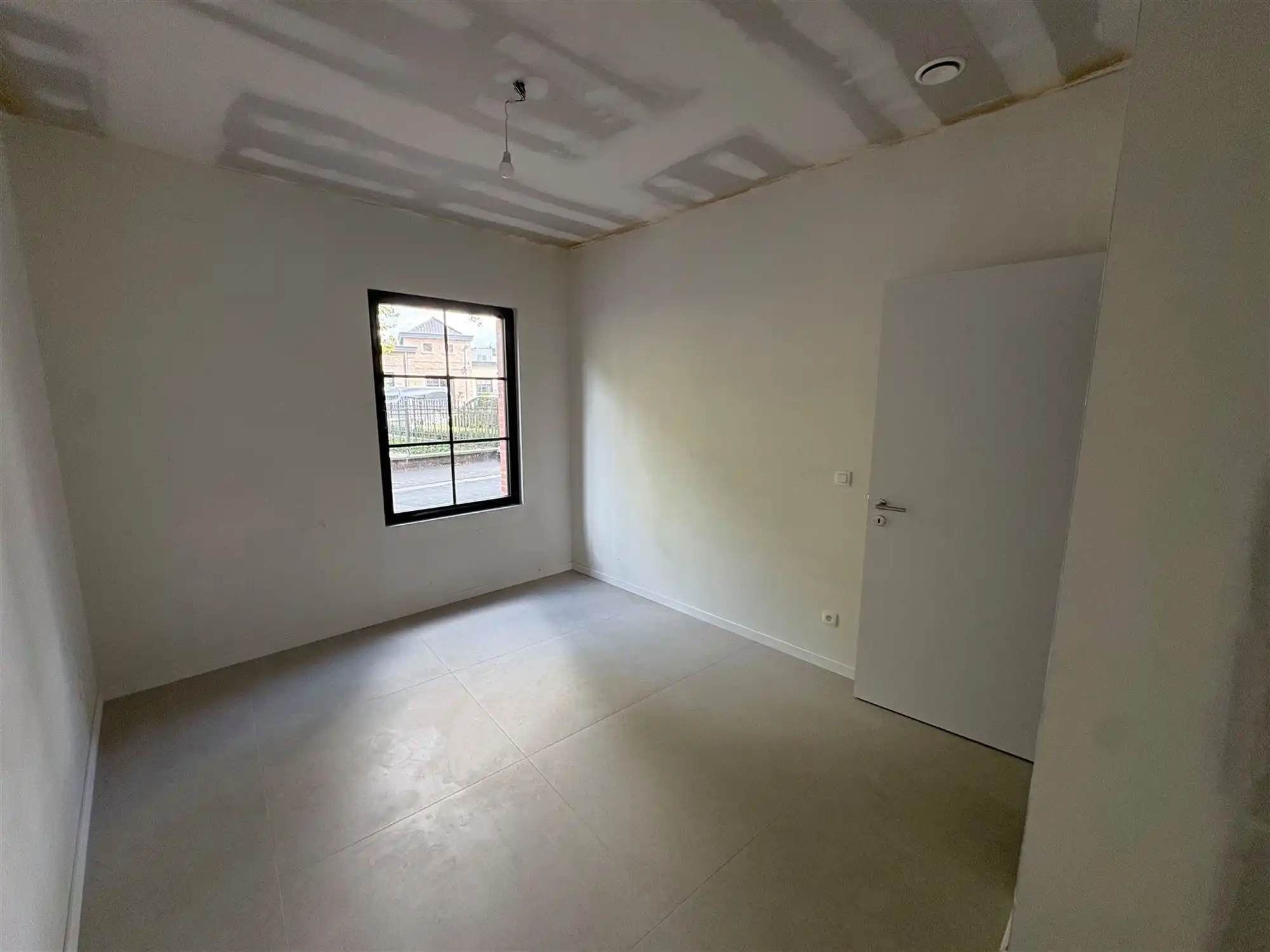Nieuwbouwappartement met 1 slaapkamer en grote tuin. foto 14