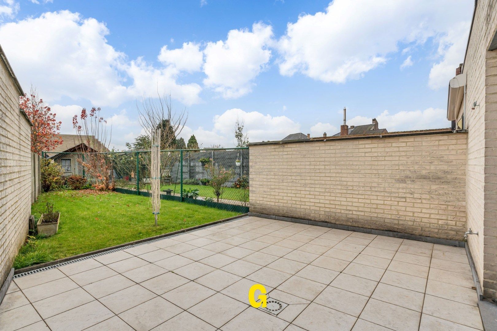 Degelijke instapklare rijwoning met drie slaapkamers, inpandige garage en tuin met terras vlakbij het centrum van Bilzen foto 2