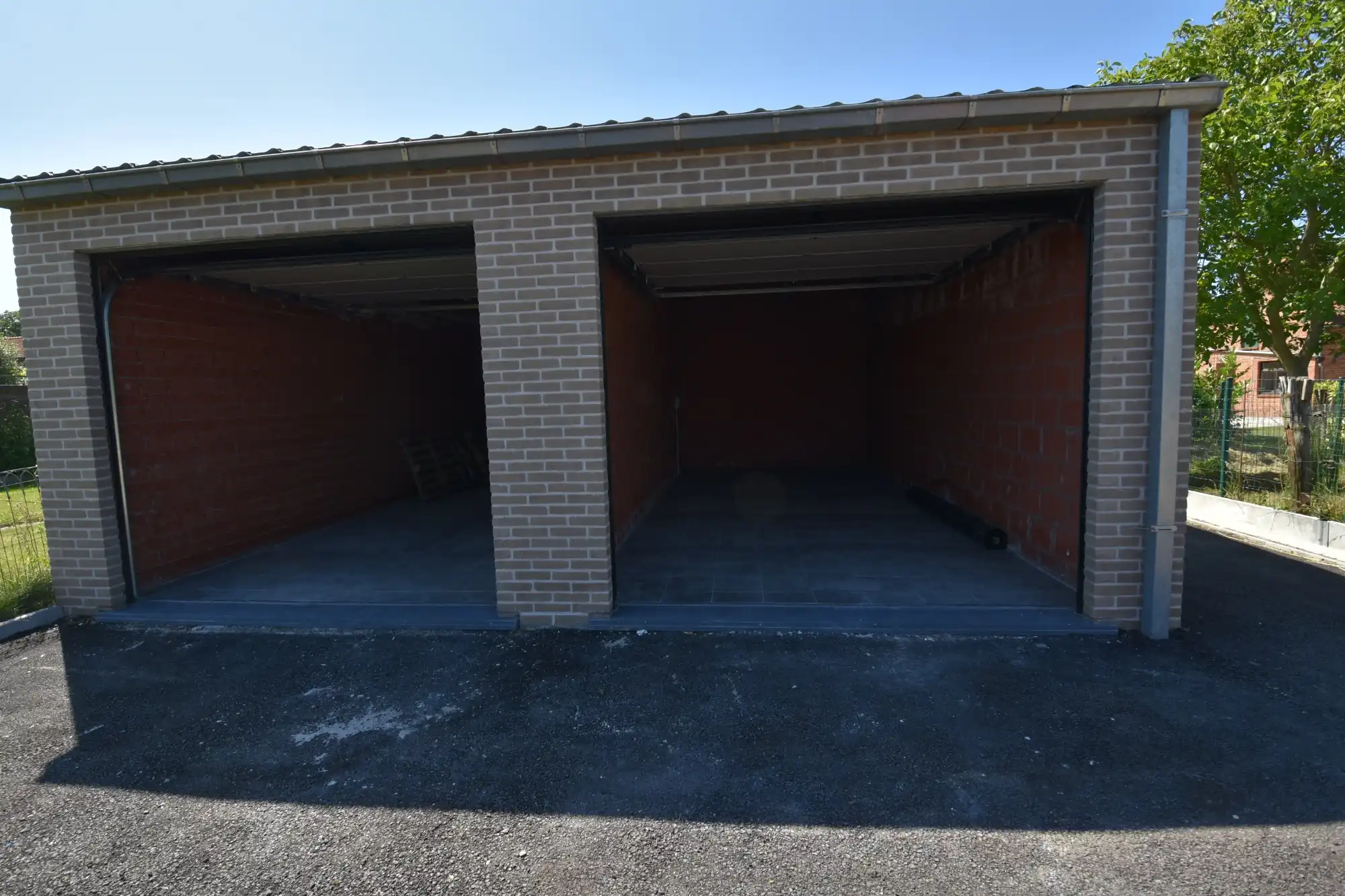 RUIME garagebox met automatische poort foto 3