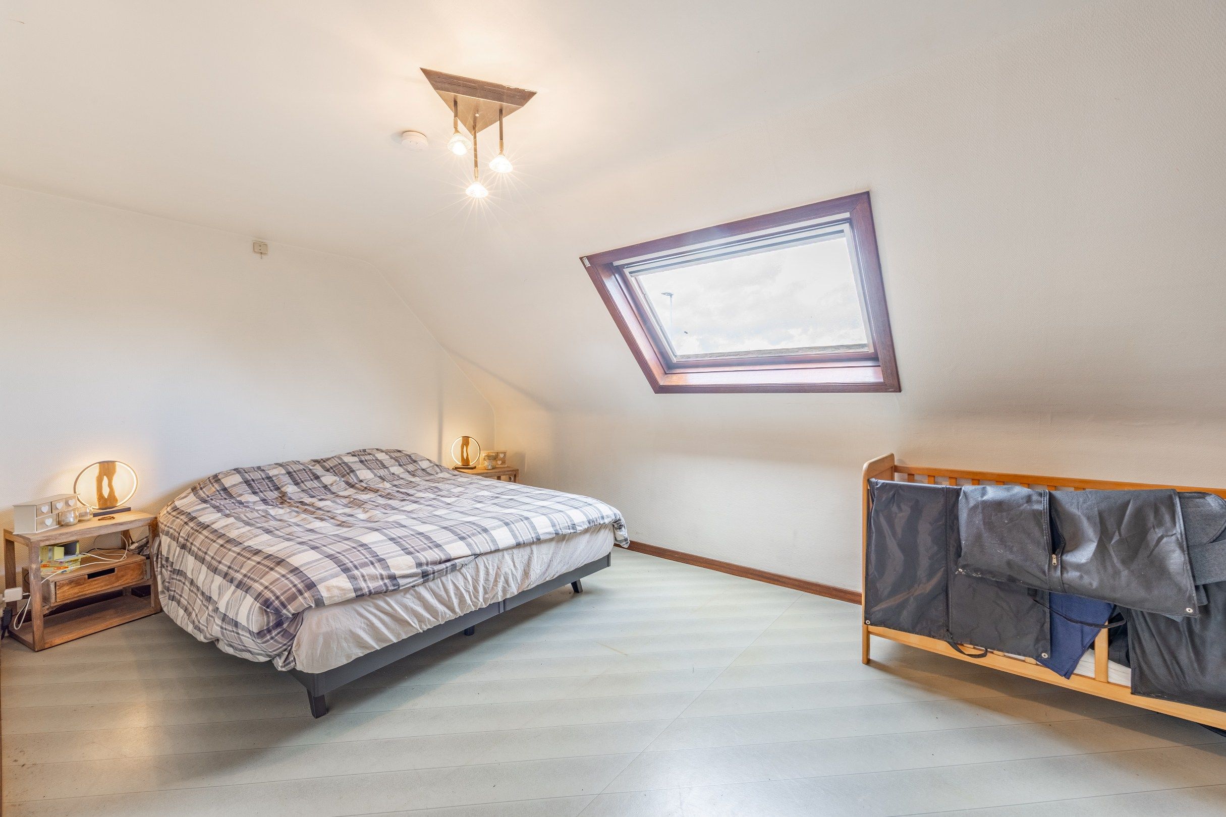 KNUSSE STARTERSWONING MET GARAGE EN UITWEG foto 15