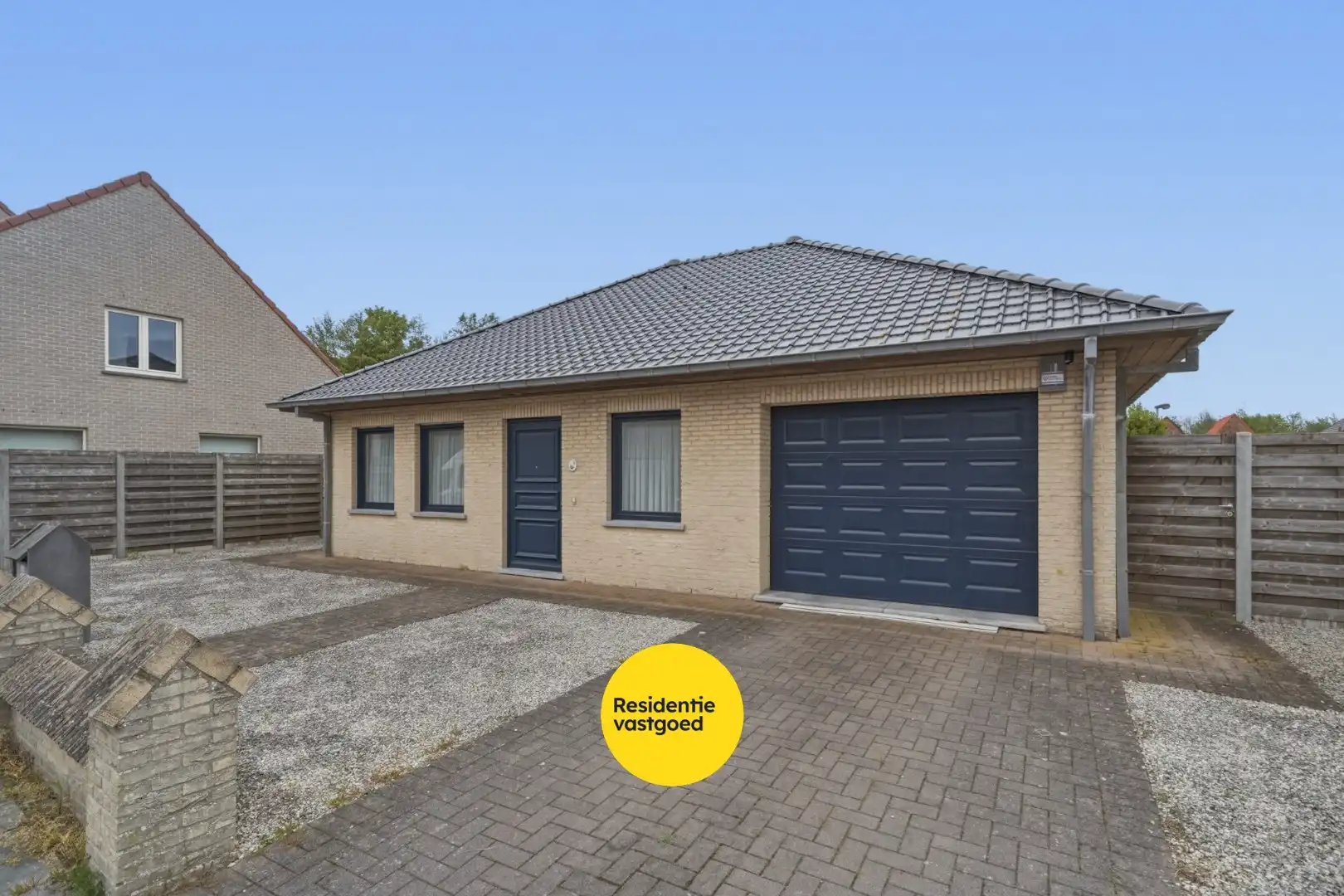 Verzorgde alleenstaande bungalow met tuin, garage en groot terras in het rustige Ettelgem foto 2