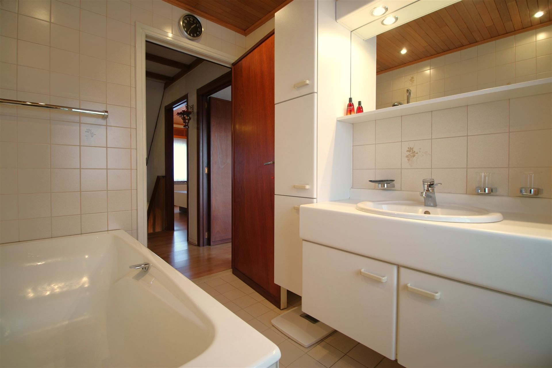 Ruime woning met garage, 4 slpk & tuin foto 18