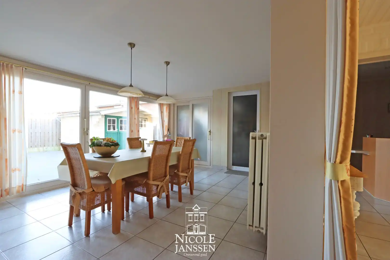 Halfopen gezinswoning met 4 slaapkamers, garage en tuintje foto 11