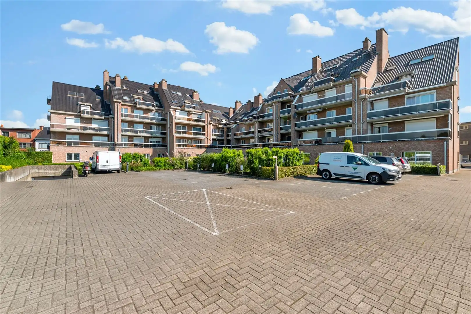 Centraal gelegen zeer ruim commercieel pand met 5 parkeerplaatsen foto 16