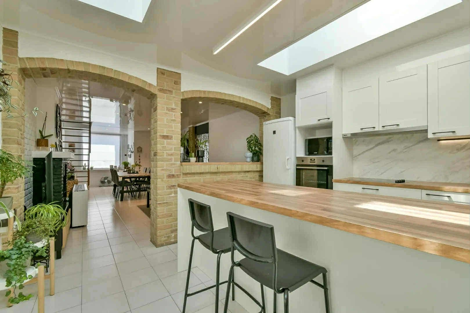 Gerenoveerde rijwoning met 3 slaapkamers en tuin te Roeselare foto 3