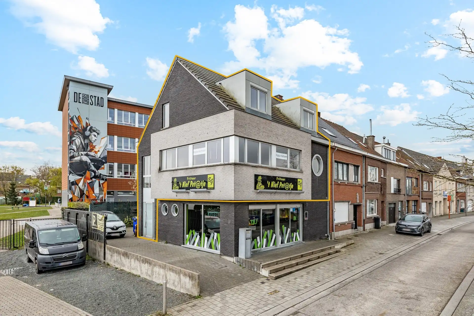Ruim en lichtrijk, af te werken appartement van 173 m² foto {{pictureIndex}}