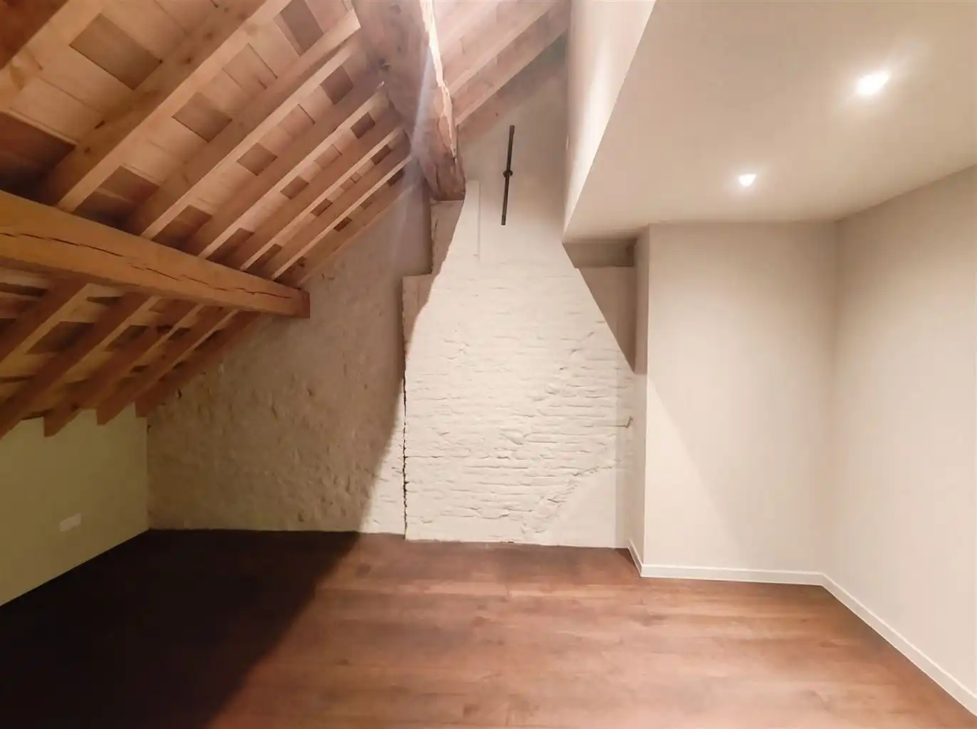 Luxe duplex loft op de tweede verdieping met 2(+1) slaapkamers, ruim terras en optioneel een staanplaats, gelegen in het centrum van Maaseik. foto 11