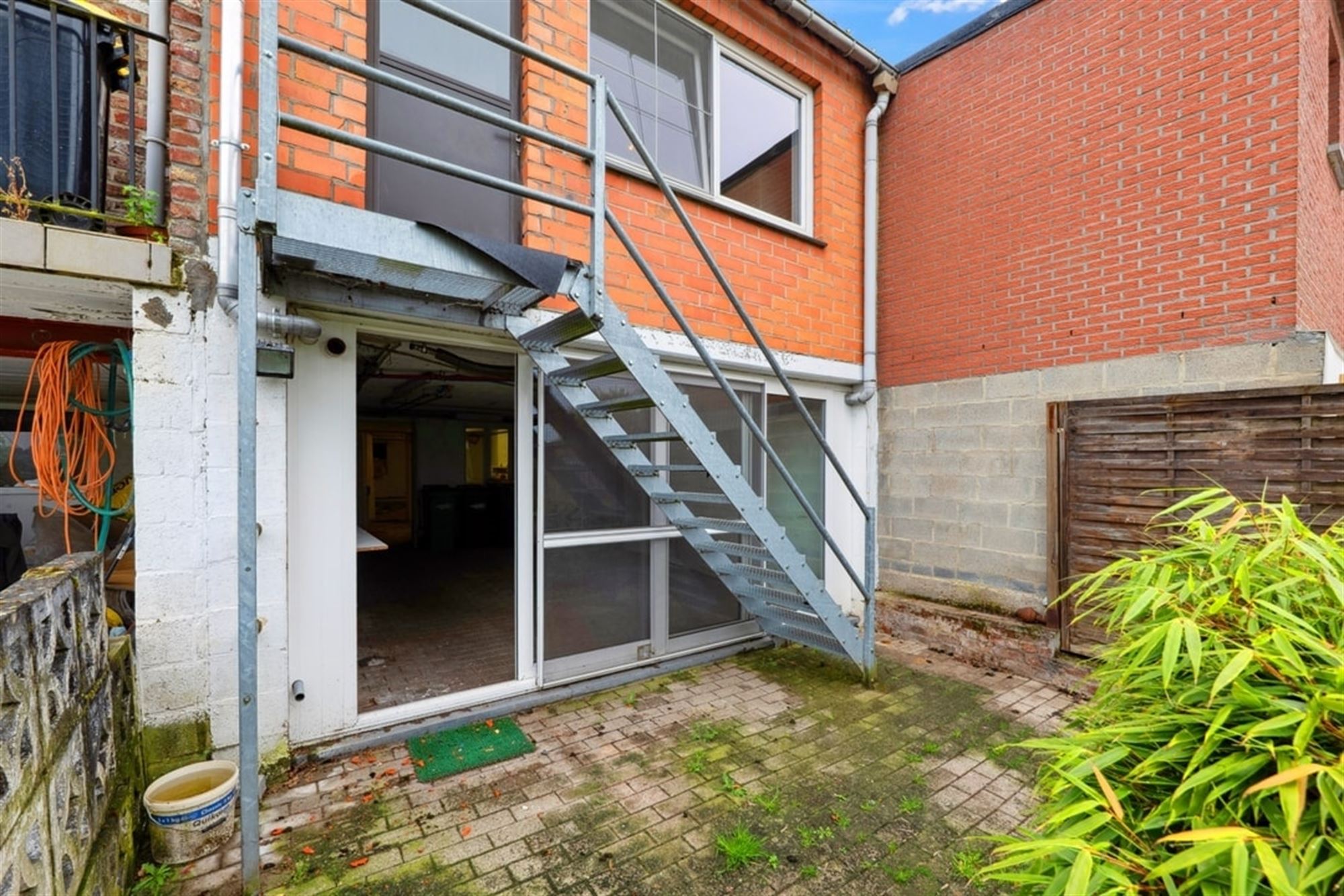 KNUSSE RIJWONING VLAKBIJ HET CENTRUM VAN LANDEN   foto 18