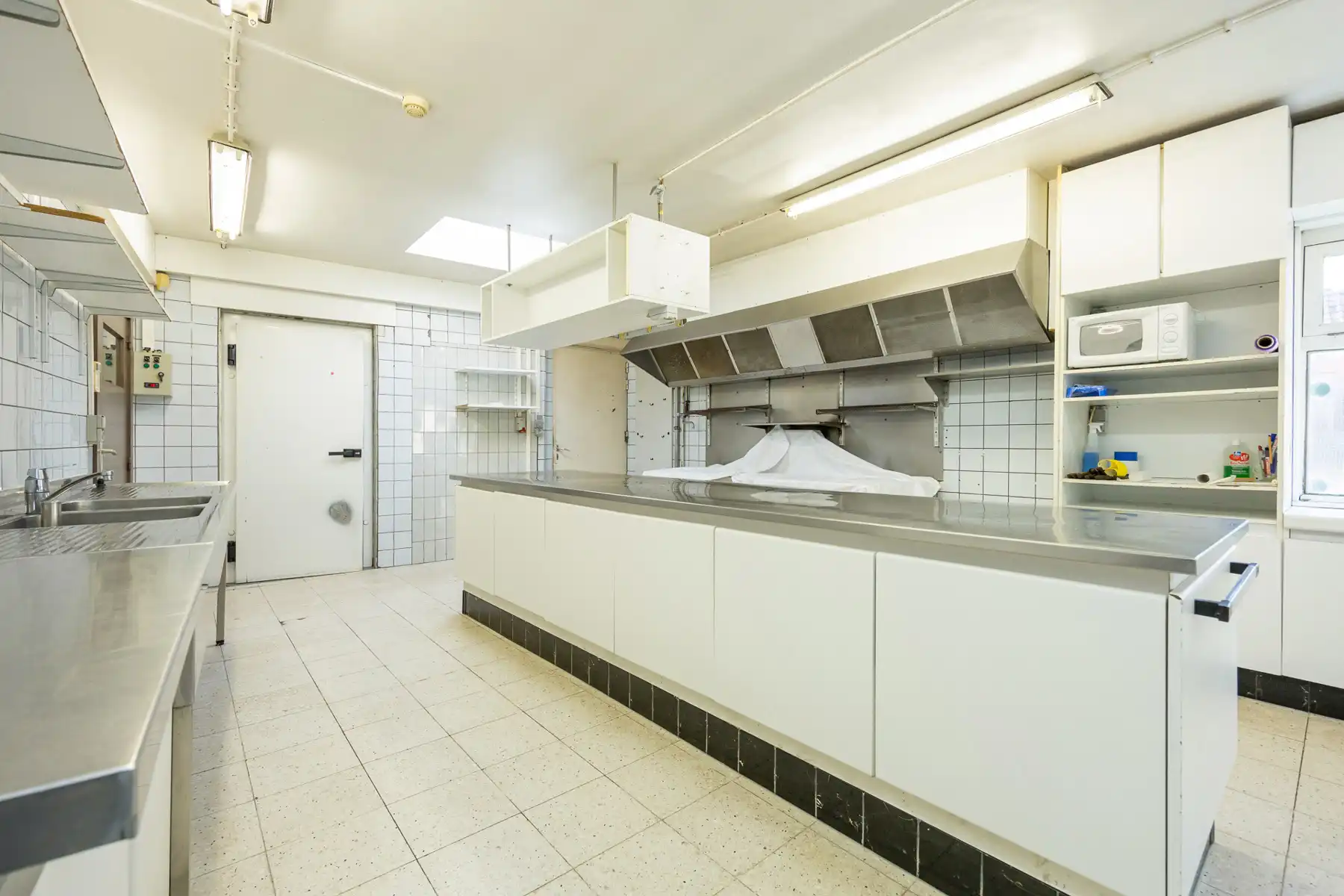 Woning met handelspand (voorheen restaurant) op een perceel van 2.128 m². foto 14