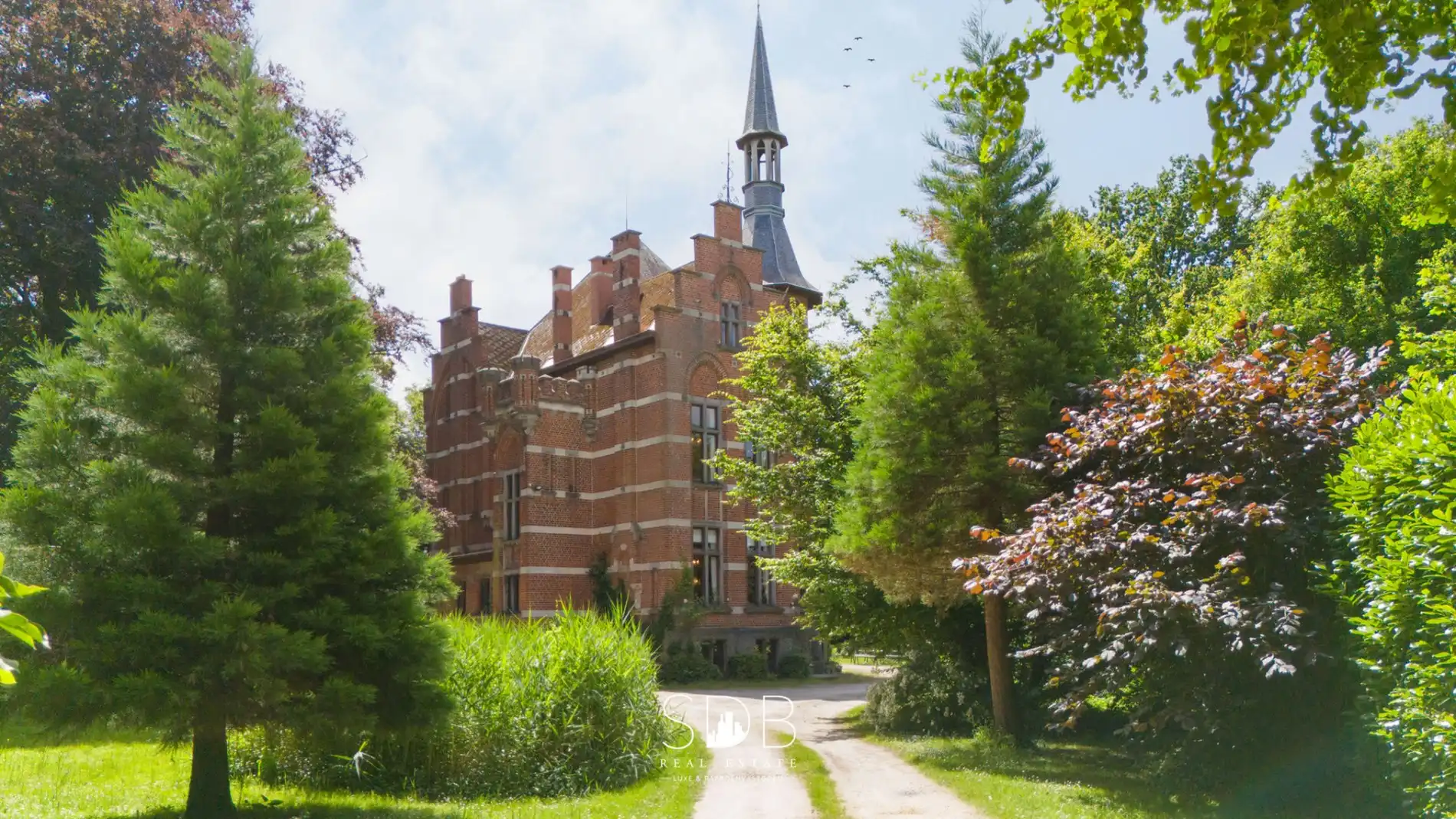 Prachtig kasteel met omringend park, weilanden en stalgebouw op circa 5hectare foto 2