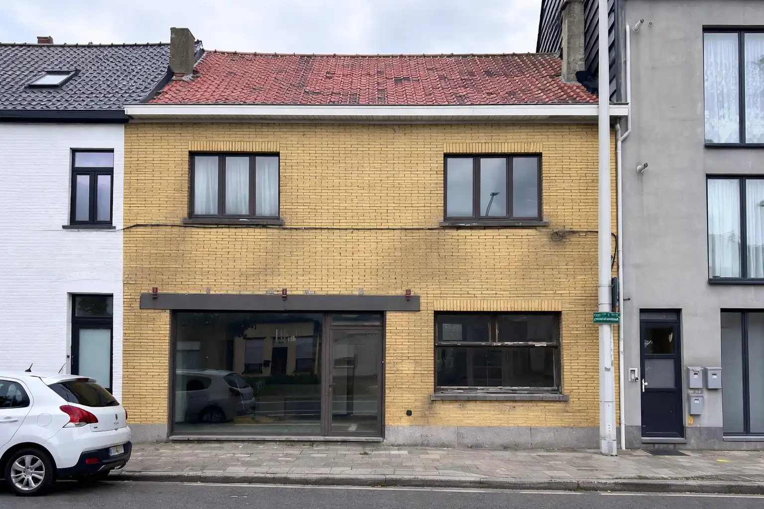 Hoofdfoto van de publicatie: Te renoveren woning met drie slaapkamers te koop in Eeklo