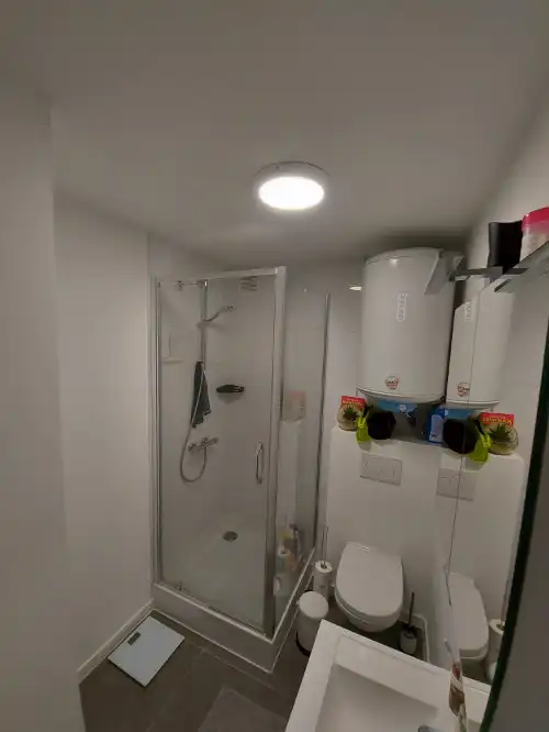 Lichtrijk en energiezuinig 2-slaapkamerappartement met lift, terras en kelderruimte foto 9