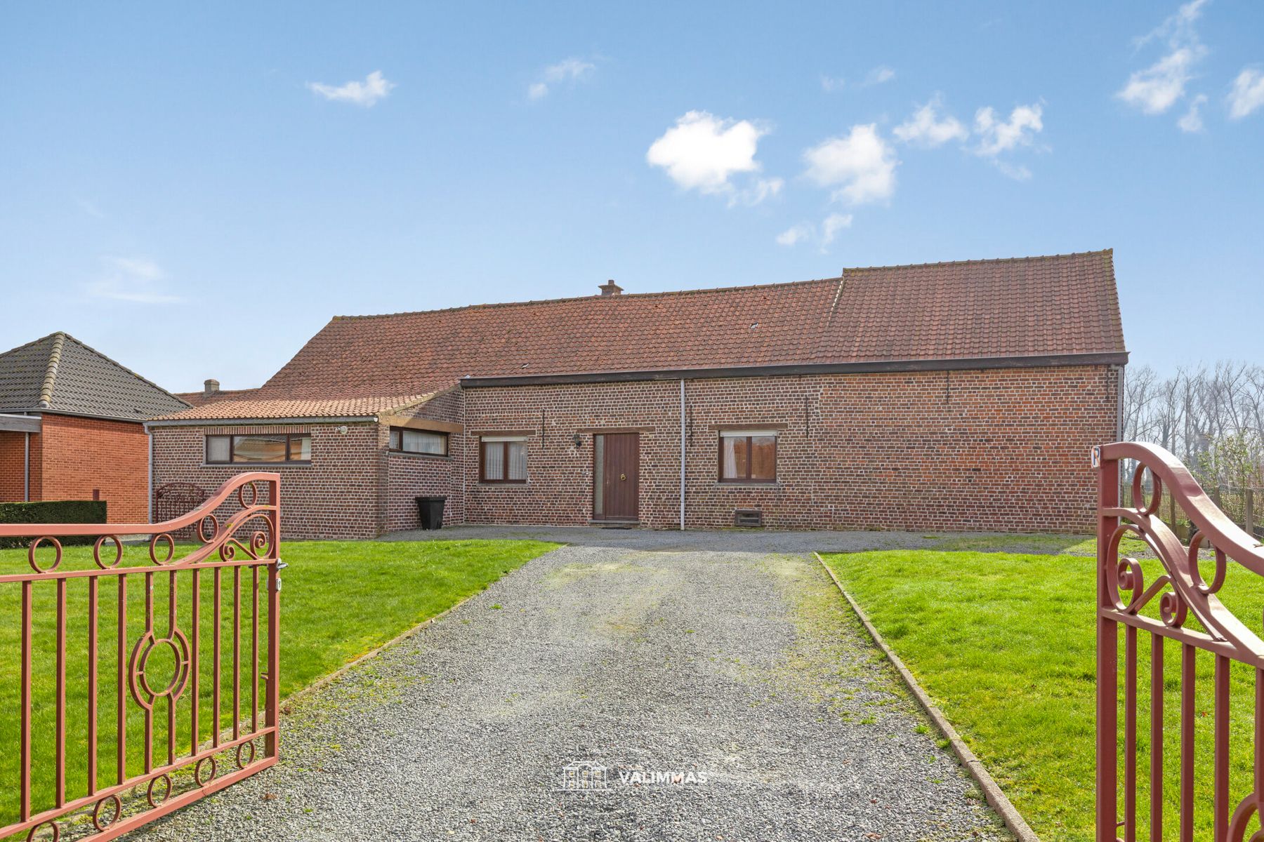 Landelijk gelegen hoeve op 40 are, met bijgebouwen en weide foto 2