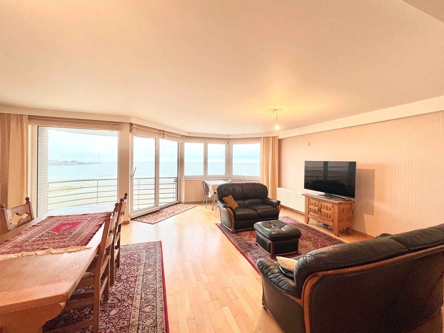Licht, ruimte en zeezicht: appartement van 108 m² foto {{pictureIndex}}