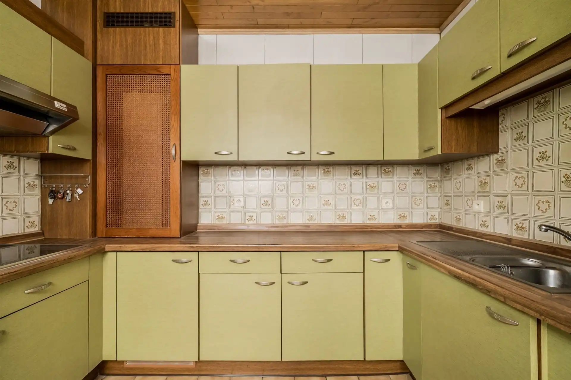 Te renoveren gezinswoning met veel opslagruimte! foto 12