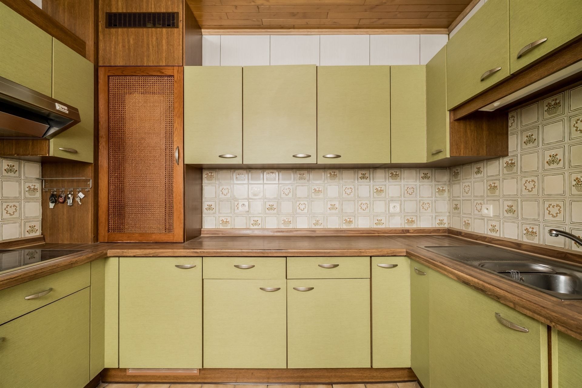 Te renoveren gezinswoning met veel opslagruimte! foto 12