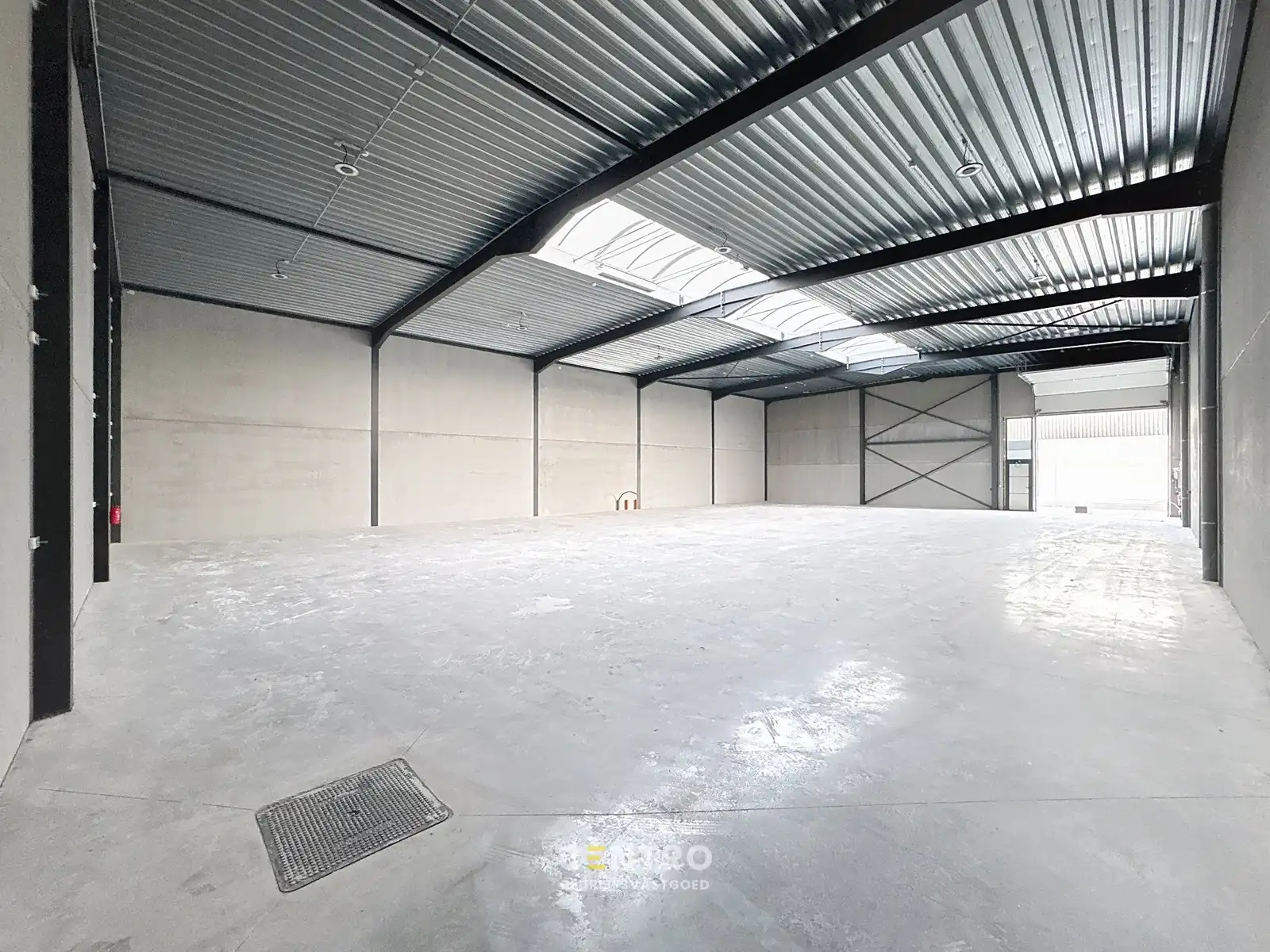 Kwalitatief en goed geïsoleerd NB MAGAZIJN (511m²) TE HUUR in Oostkamp. Inclusief 3 private parkeerplaatsen voor de deur. foto 2