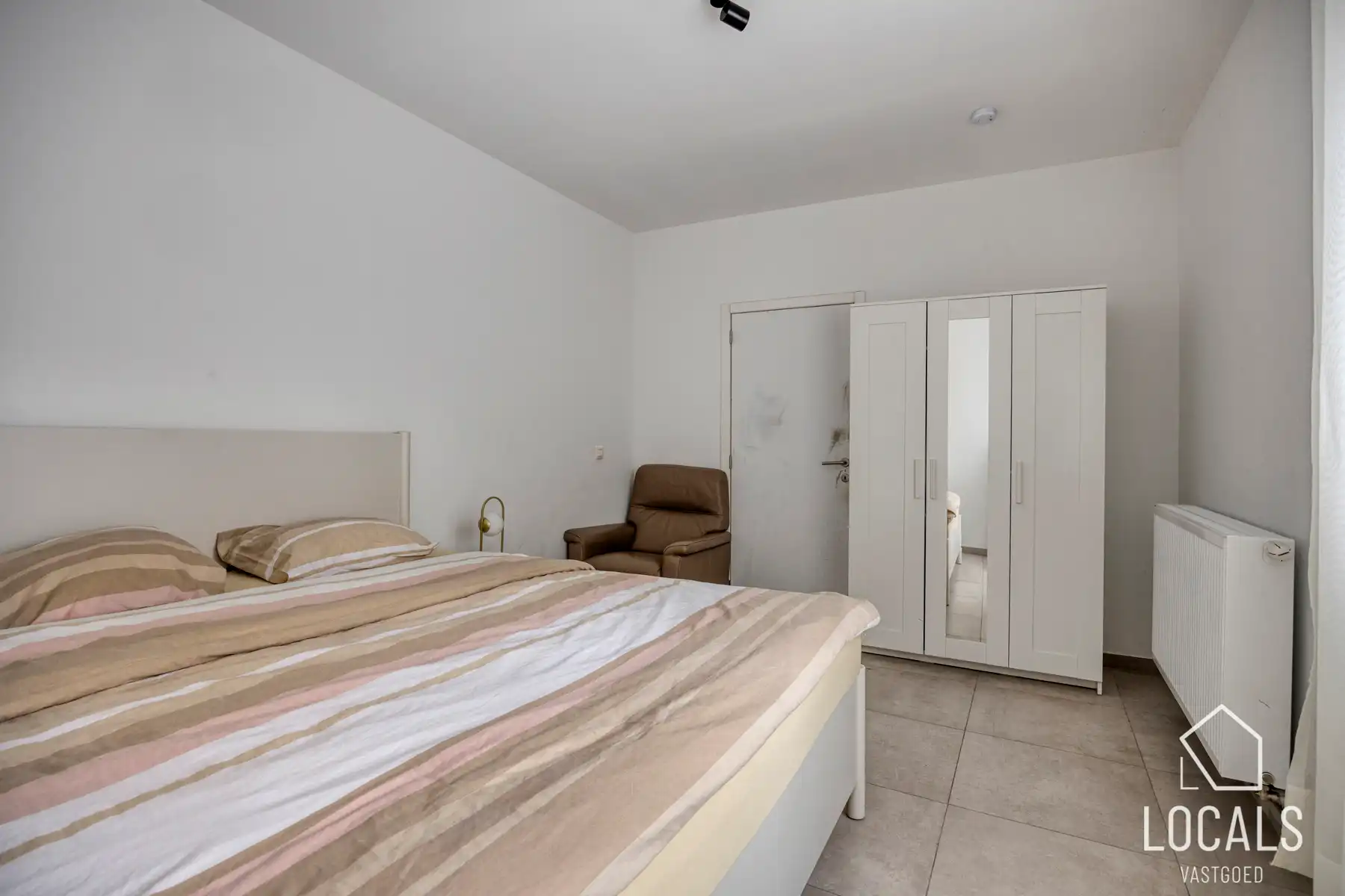 Instapklare woning met 5 slaapk., 3 badkamers en tuin foto 10