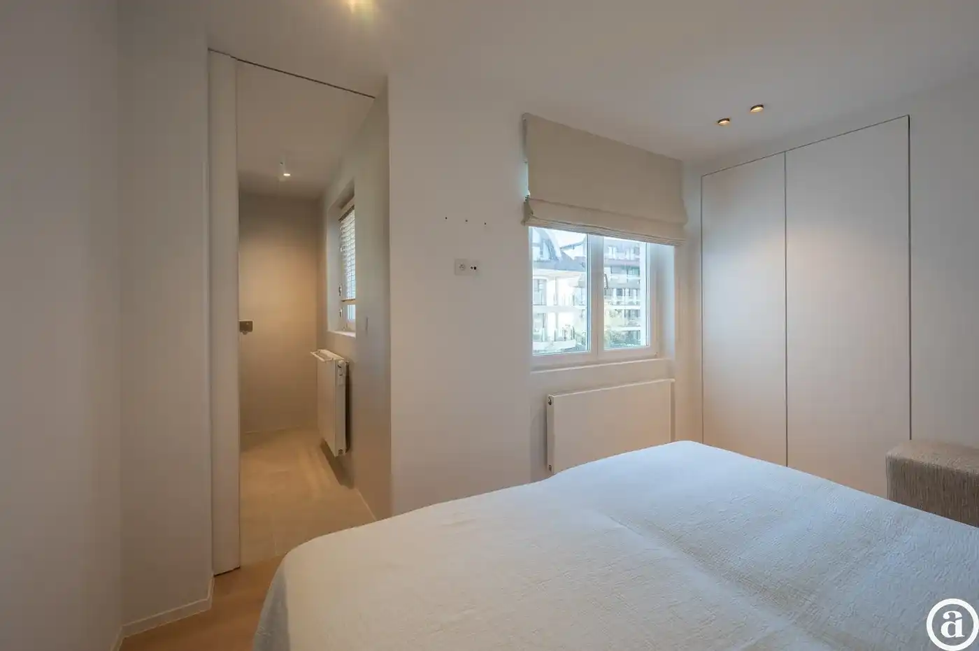 Luxueus gerenoveerd hoekappartement met zeezicht vlakbij de wandeldijk in het Zoute. foto 25