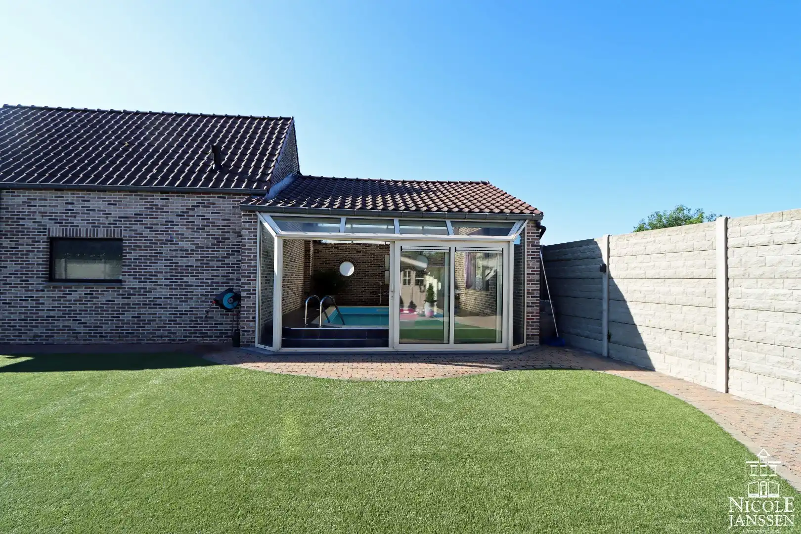 Instapklare gezinswoning met drie slaapkamers, twee badkamers, grote kelder en vrijstaande garage foto 23