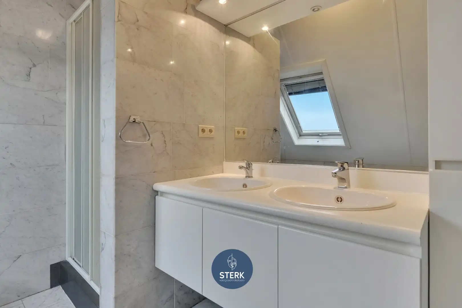 VERHUURD DUPLEX-APPARTEMENT OP EEN GUNSTIGE LOCATIE IN CENTRUM LANAKEN ! foto 15