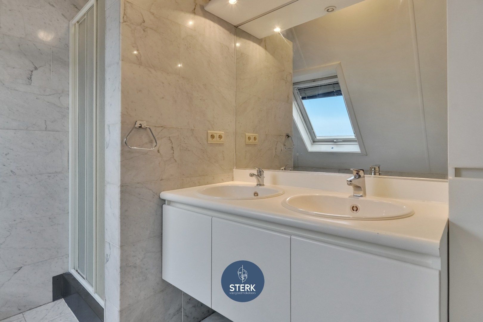 VERHUURD DUPLEX-APPARTEMENT OP EEN GUNSTIGE LOCATIE IN CENTRUM LANAKEN ! foto 15