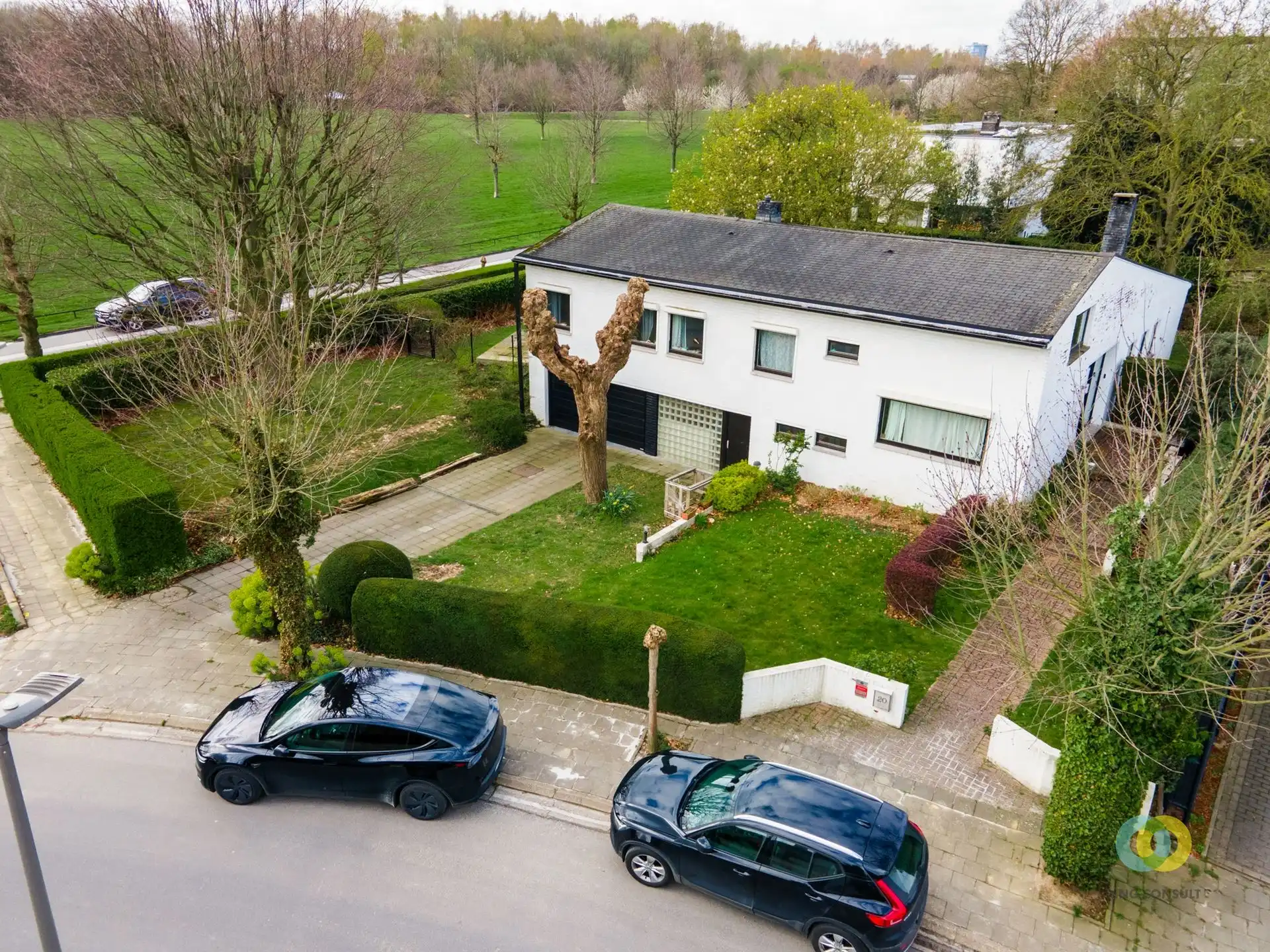 Hoofdfoto van de publicatie: Ruime villa met praktijkmogelijkheden en zicht op groen