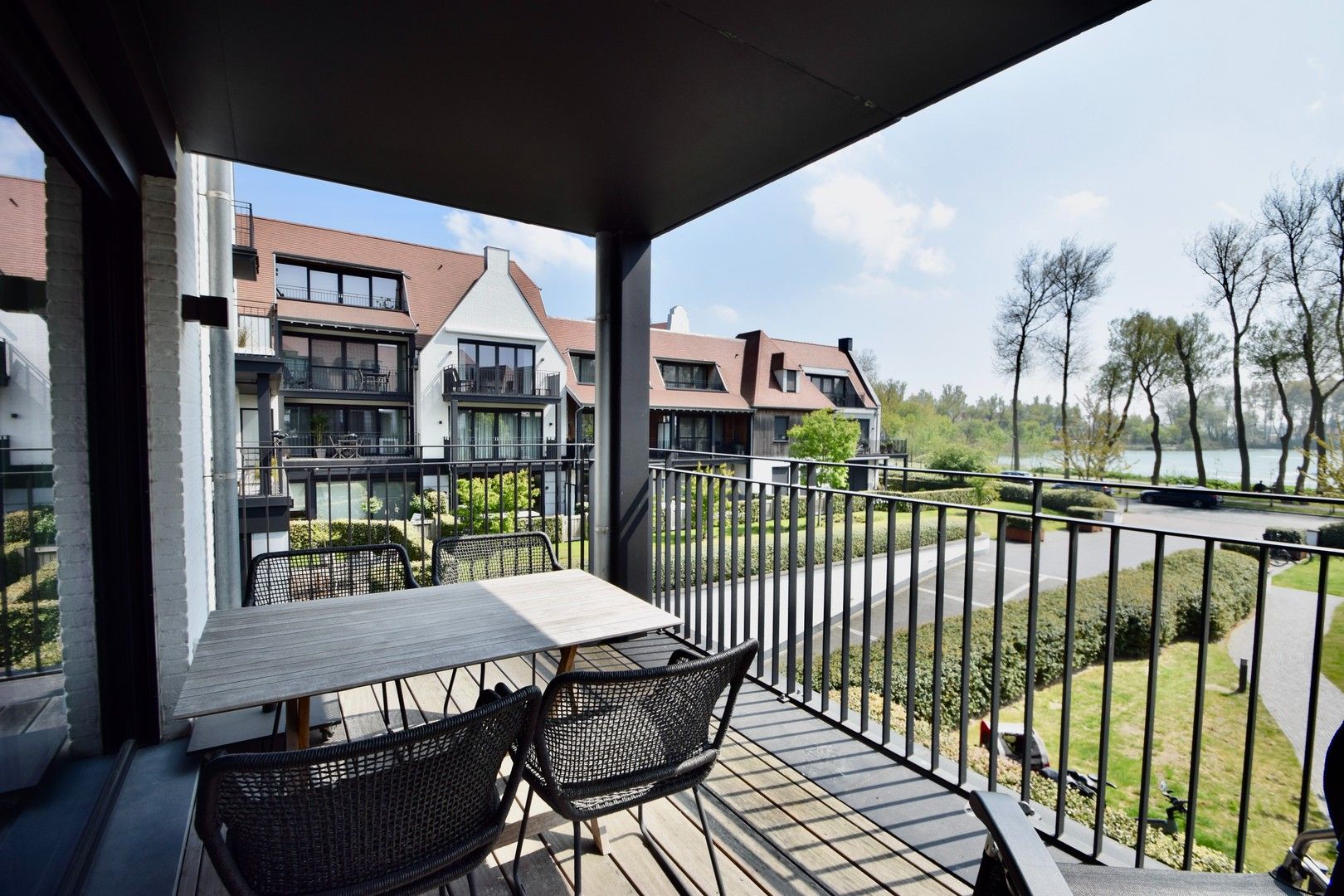 Hoekappartement te huur in Duinenwater met een prachtig zonneterras genietend van het frontaal meerzicht. foto 3