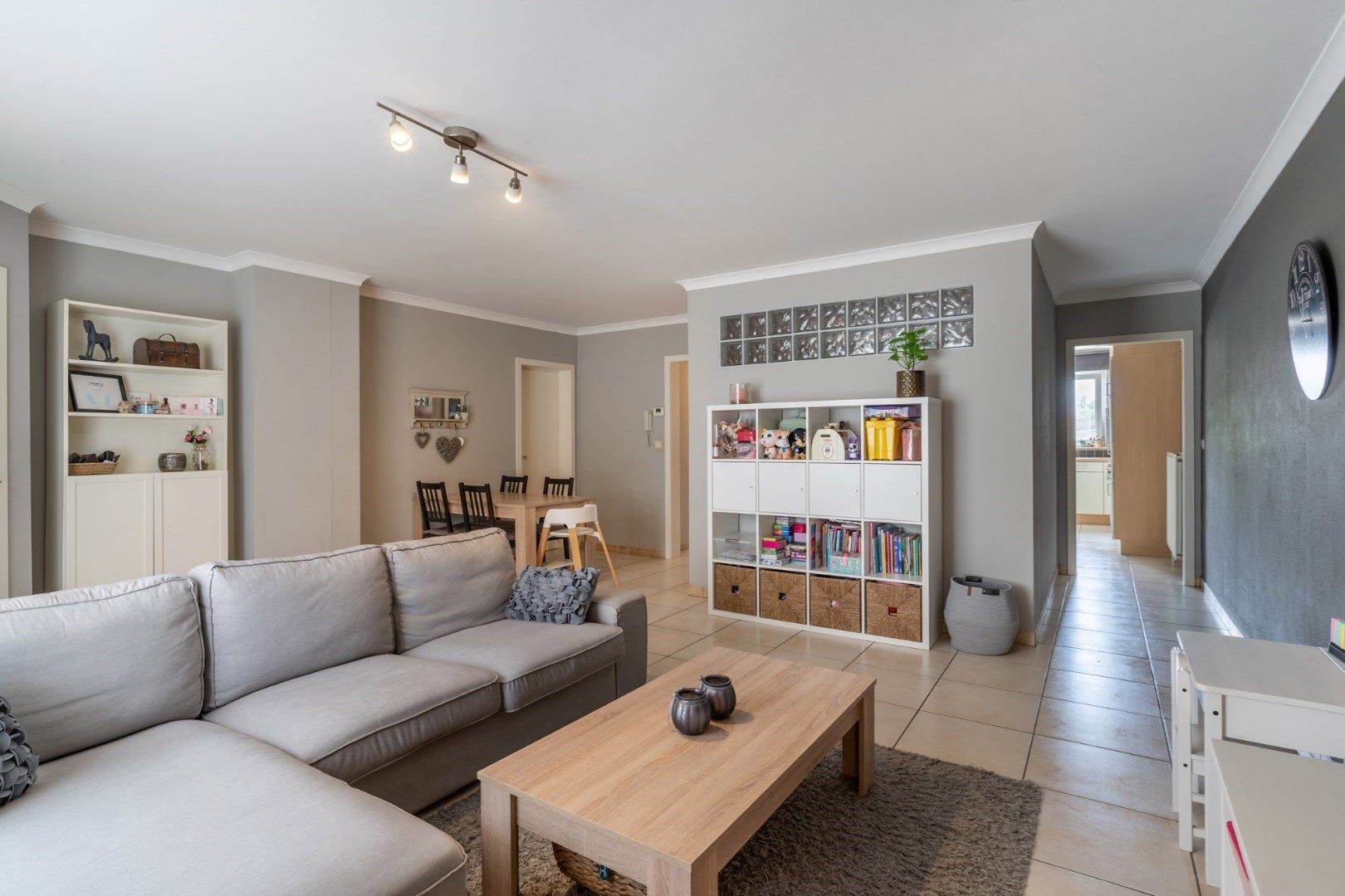 Verzorgd, degelijk en betaalbaar appartement met ruime kelder en inpandige garage foto 2