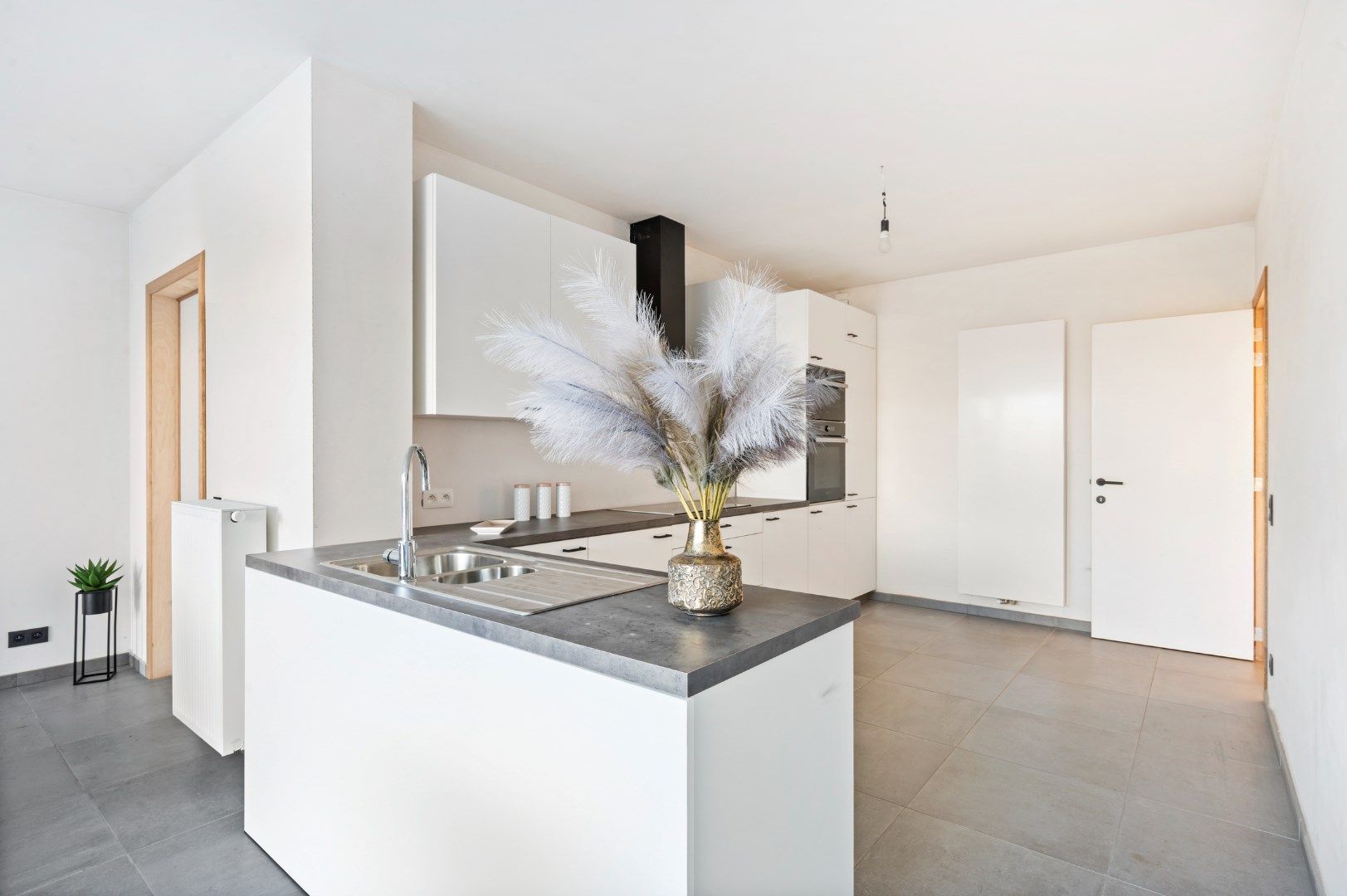 RECENT GERENOVEERDE WONING (2024) MET 3 SLPKS, RUIME TUIN EN MOGELIJKHEID DUBBELE GARAGE foto 5