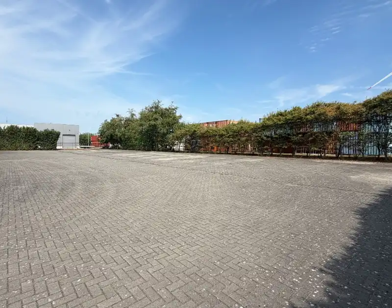 GEEL: Bedrijfsgebouw met kantoren en ruime buitenstockage foto 13