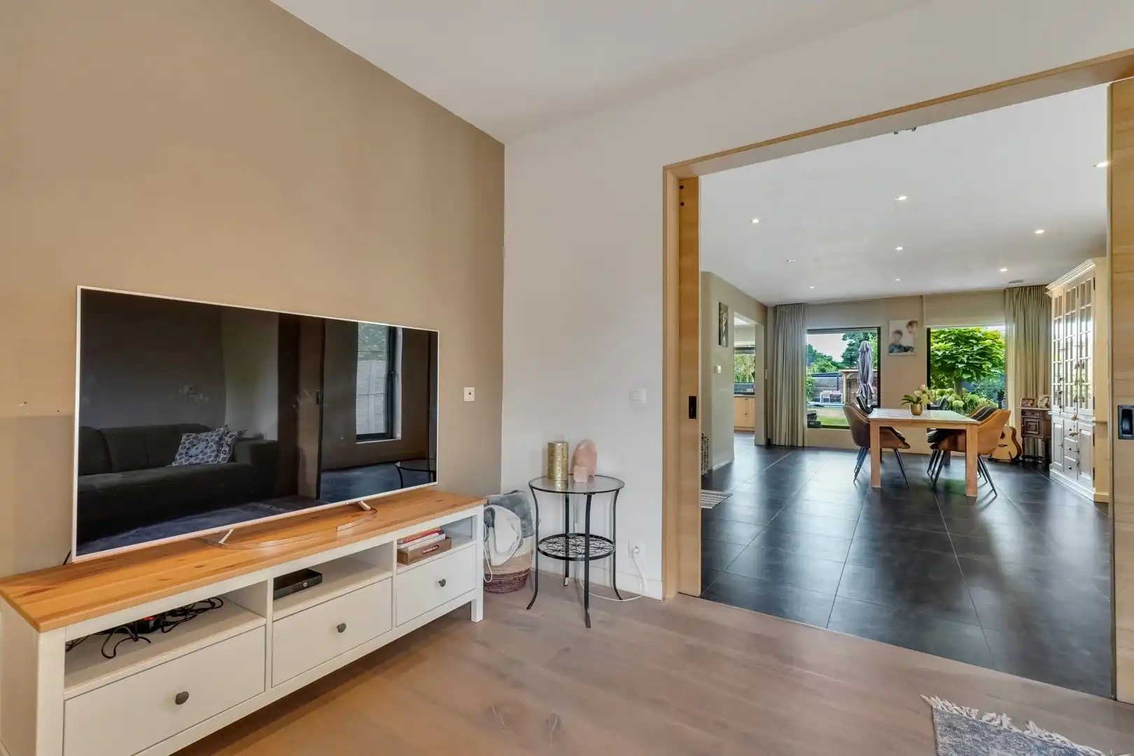 INSTAPKLARE GEZINSWONING MET 4 SLAAPKAMERS, ZWEMBAD EN PRACHTIGE TUIN OP 609M2 TE MAASMECHELEN foto 5