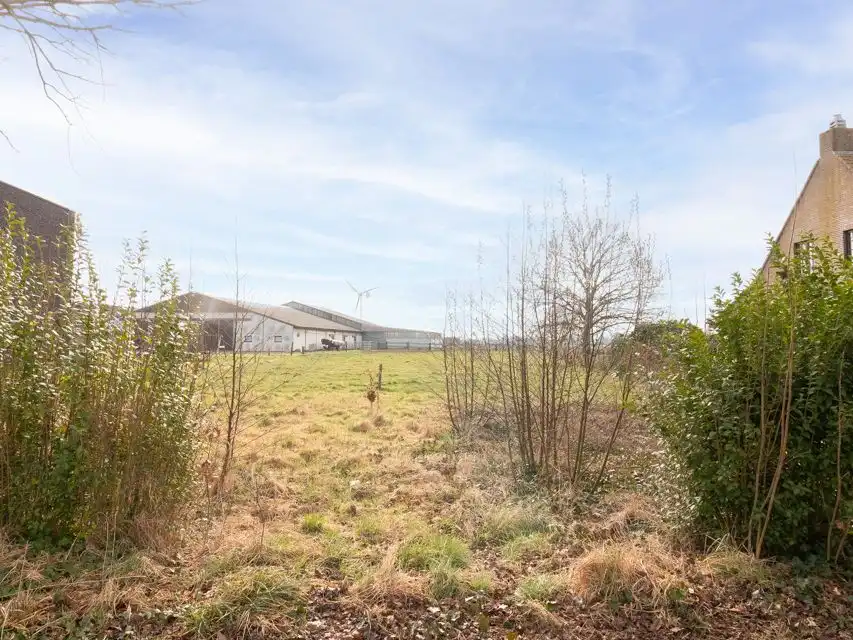 Ruime bouwgrond in groene en rustige buurt foto 3