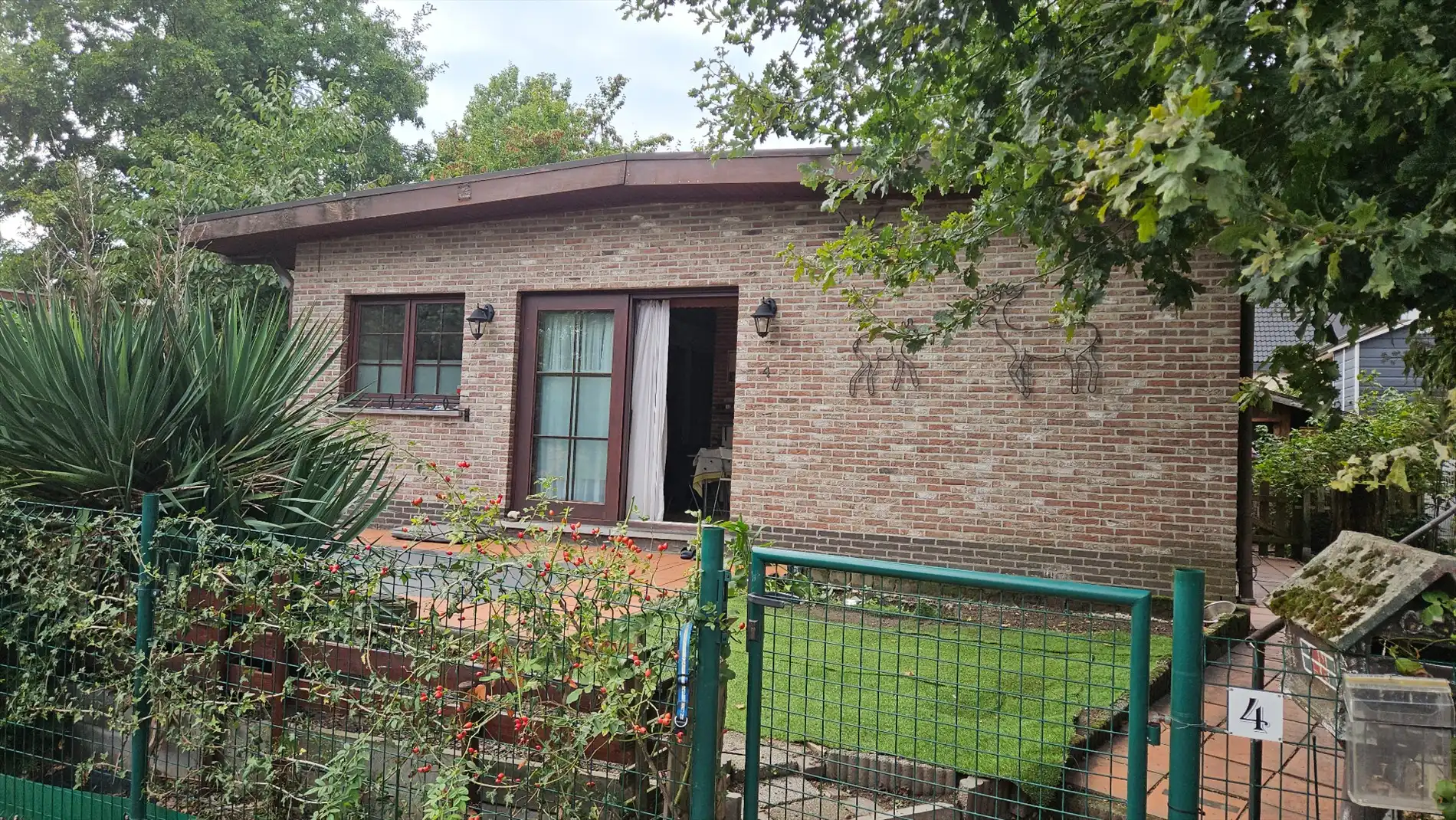 Knusse, op te frissen  bungalow met 2 slk's en voortuin  foto 8