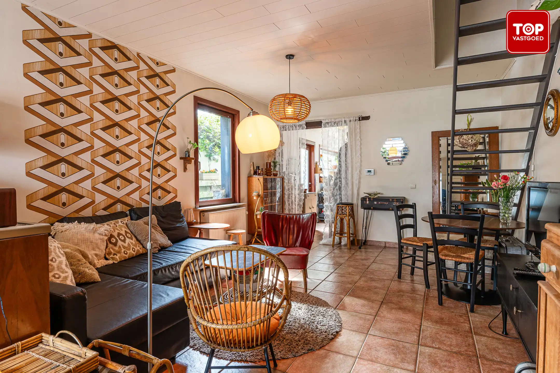 Op te frissen halfopen bebouwing met leuke tuin. foto 3