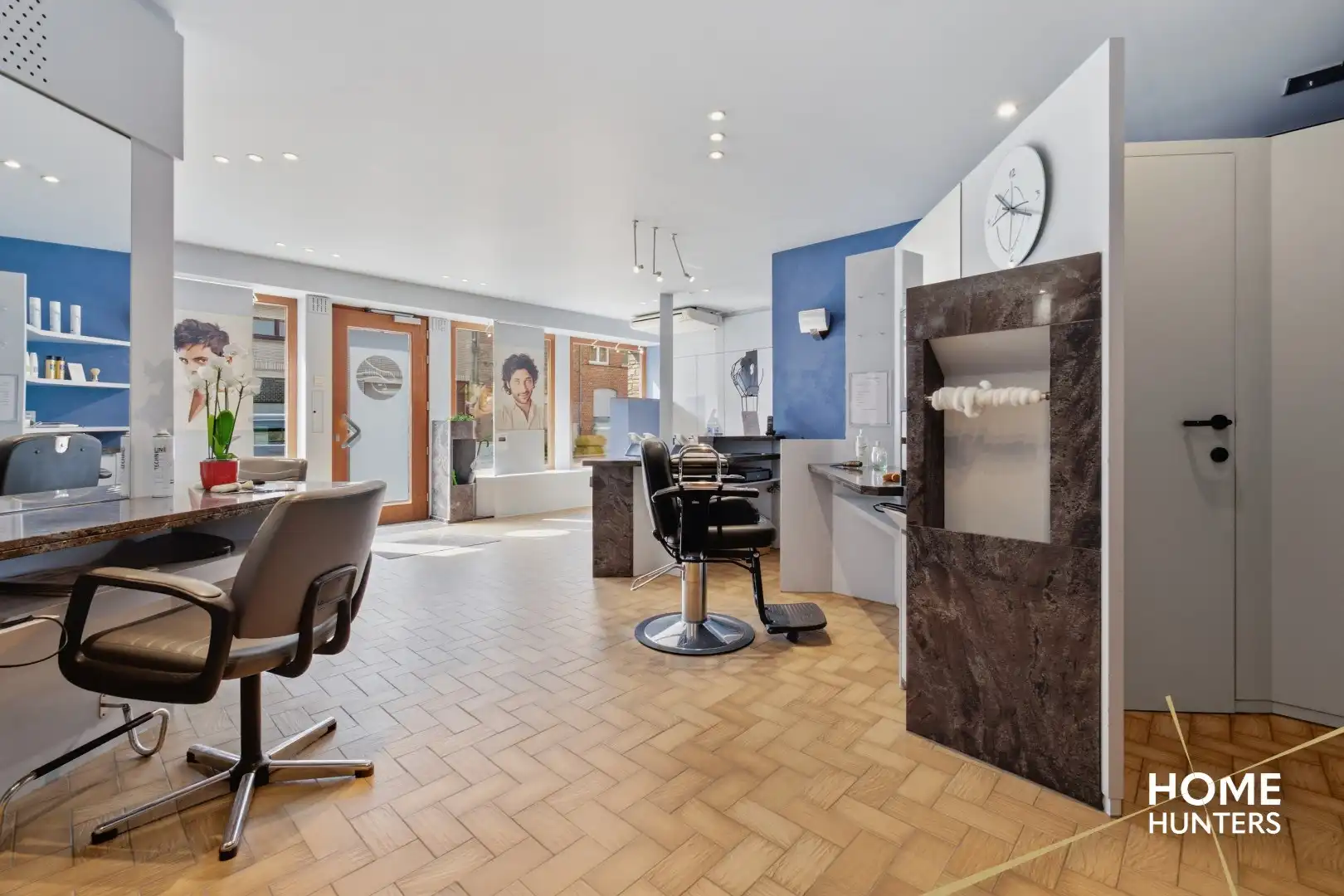 Veelzijdige woning met handelsruimte, 4 slaapkamers, grote garage en zonnige tuin op 497 m² foto 13