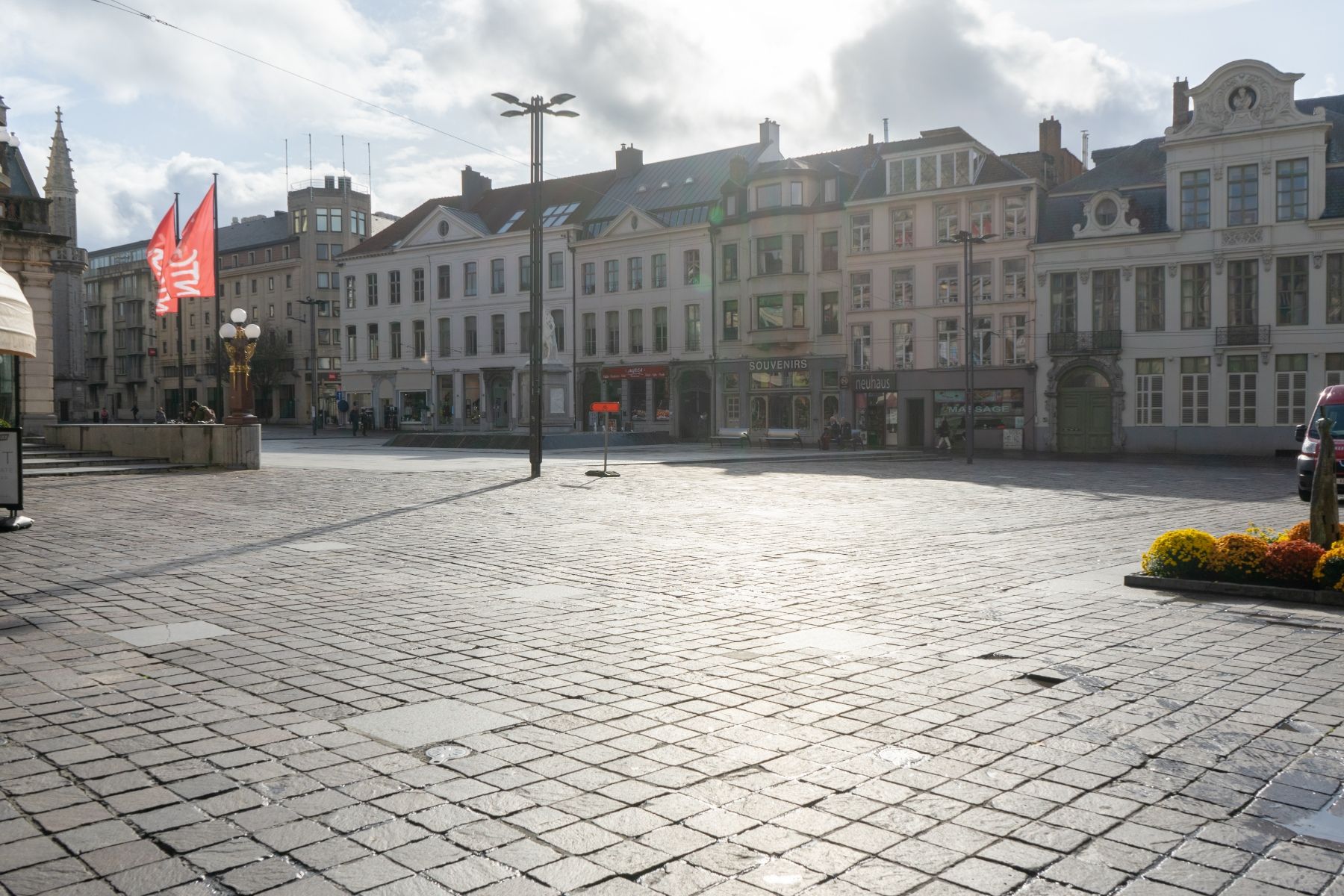 Uniek gelegen gerenoveerd appartement in hartje Gent op het Sint-Baafsplein foto 28