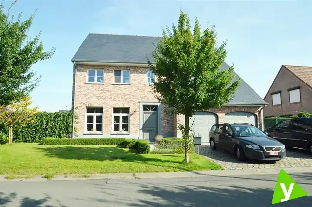 Ruime gezinswoning gelegen met tuin net buiten het centrum van Eeklo! foto 2