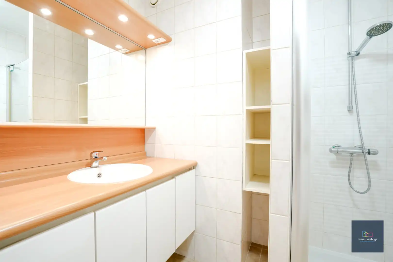 Goedgelegen 2slpk-appartement met terras en staanplaats foto 19