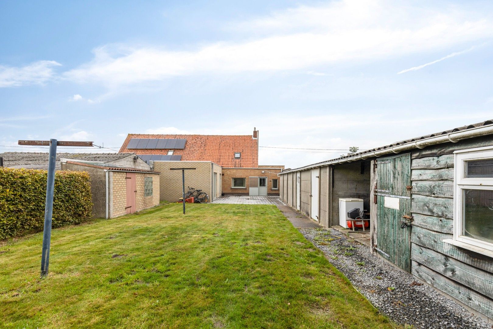 Te renoveren halfopen bebouwing met ruime garage en tuin op 691 m² foto 15