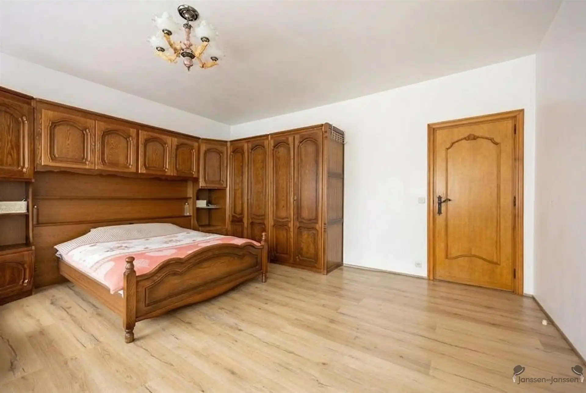 Villa met eindeloze mogelijkheden op 6270 m² grond foto 8